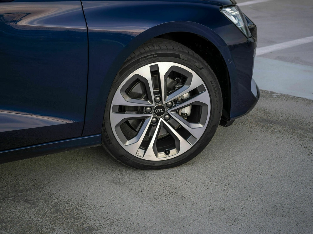audi z dynamicznymi kierunkowskazami. audi z czujnikiem zajęcia siedzenia