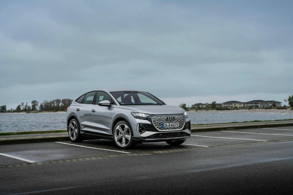 audi q4 e-tron na parkingu