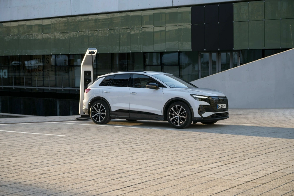 ładowanie elektrycznego modelu audi q4 e-tron