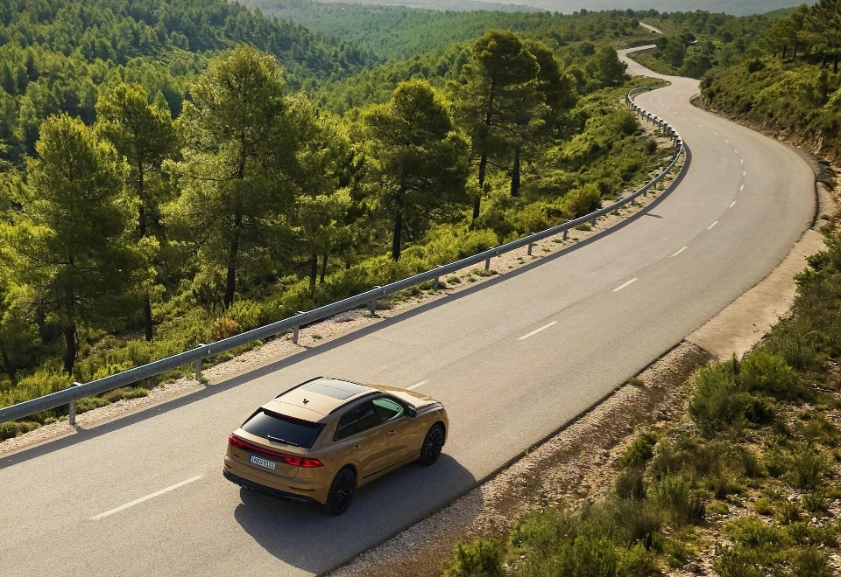 Jadący samochód Audi Q8